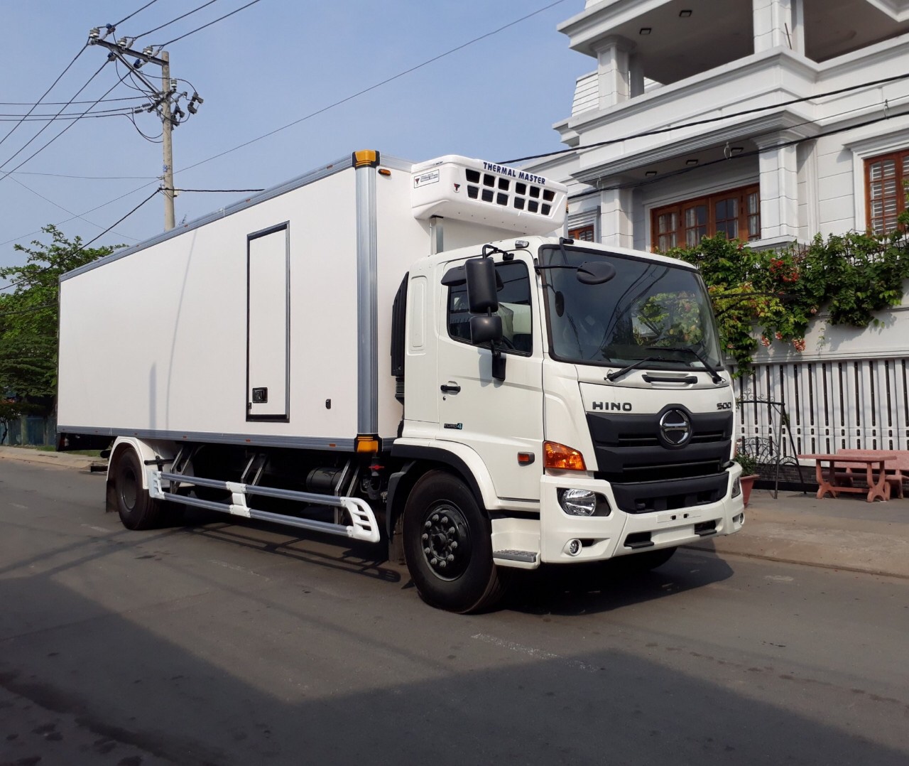 xe tải Hino FC9JETA thùng đông lạnh